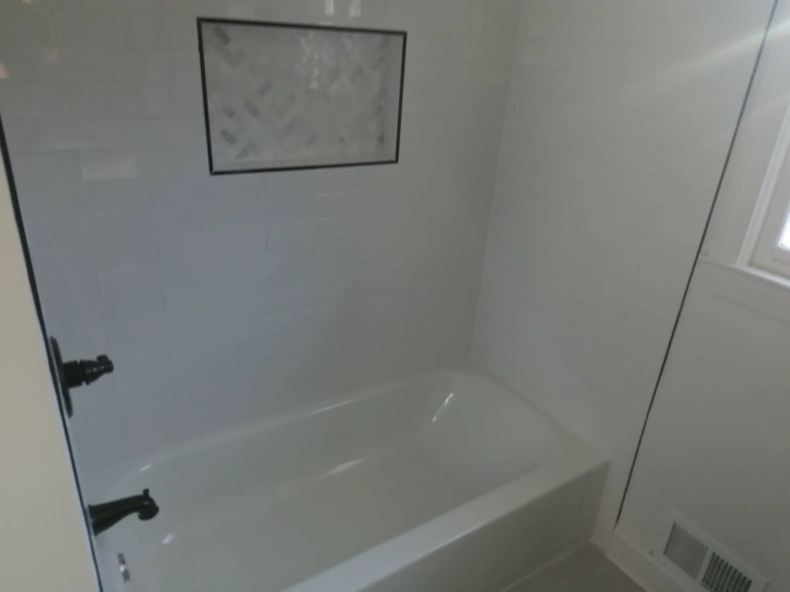 Bathtub with white subway tile